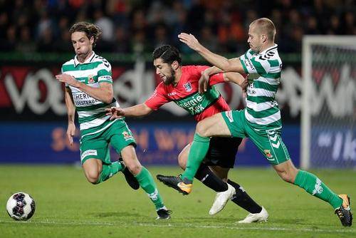 与队友肩并 与队友肩并